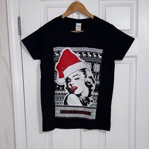 Gildan Black T-Shirt with Red Santa Hat Graphic Marilyn Monroe